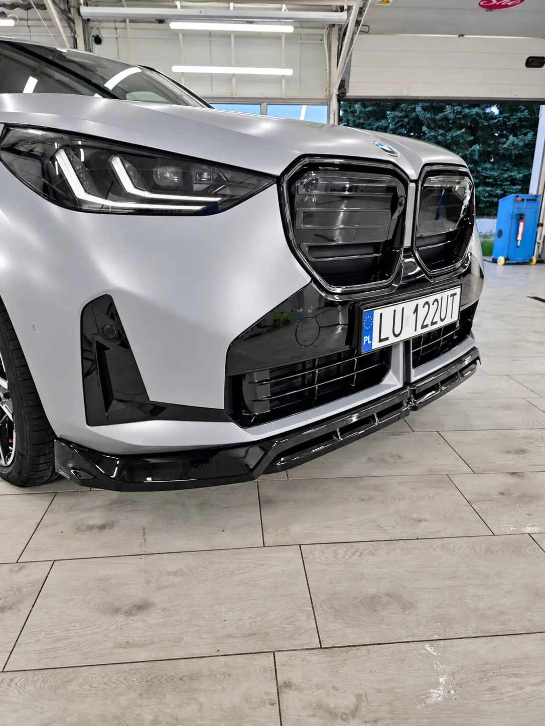 BMW iX po montażu dokładek przedniego zderzaka